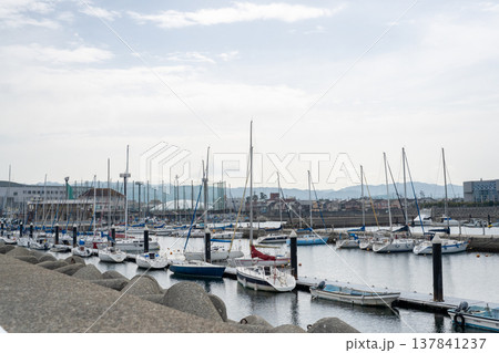 冬の薄曇りの日の田尻漁港 137841237