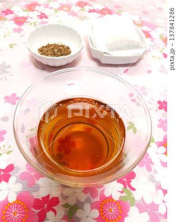 美味しい冷たい飲み物 麦茶 冷茶 美味しい冷たい飲み物 麦茶 冷茶 137841286