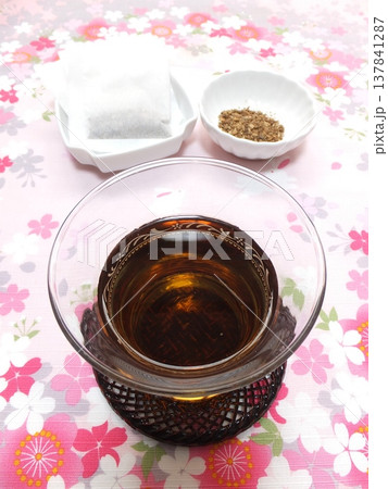美味しい冷たい飲み物　麦茶　冷茶 137841287