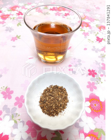 美味しい冷たい飲み物 麦茶 冷茶 美味しい冷たい飲み物 麦茶 冷茶 137841291