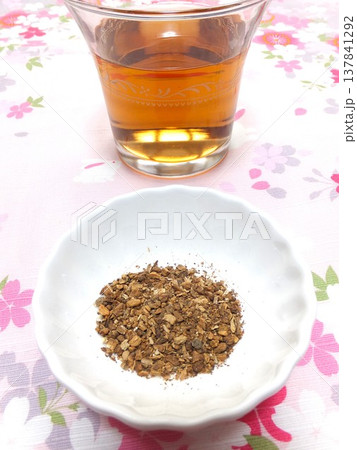 美味しい冷たい飲み物　麦茶　冷茶 137841292