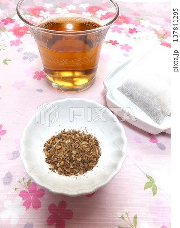 美味しい冷たい飲み物　麦茶　冷茶 137841295