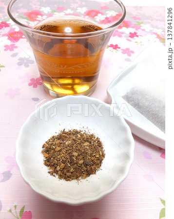 美味しい冷たい飲み物　麦茶　冷茶 137841296