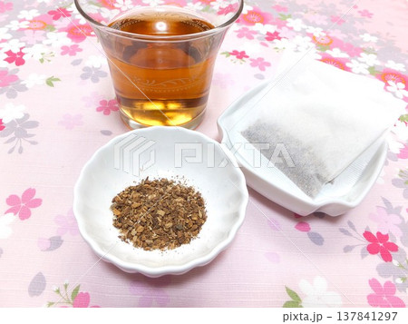 美味しい冷たい飲み物　麦茶　冷茶 137841297