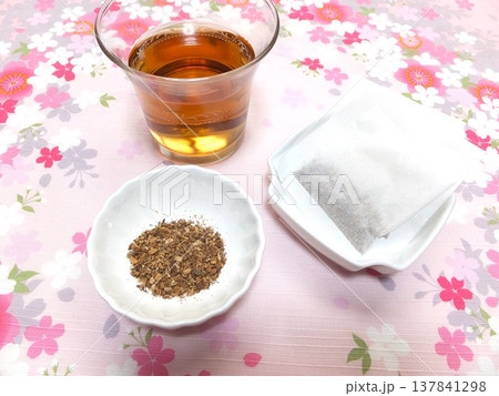美味しい冷たい飲み物 麦茶 冷茶 美味しい冷たい飲み物 麦茶 冷茶 137841298