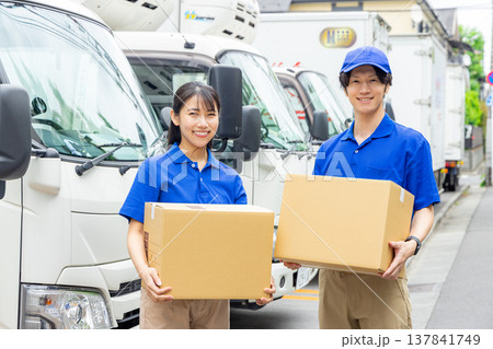 配送するスタッフ男女 137841749