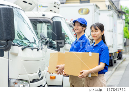 配送するスタッフ男女 配送するスタッフ男女 137841752
