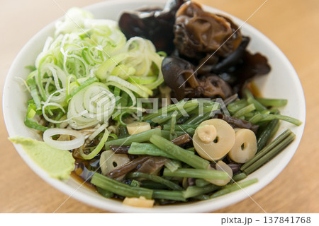 山菜ときくらげを贅沢に乗せた温かい山菜そば 立ち食いそばイメージ 山菜ときくらげを贅沢に乗せた温かい山菜そば 立ち食いそばイメージ 137841768