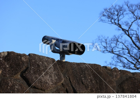 神奈川県は吾妻山公園展望台に設置されている観光用望遠鏡 神奈川県は吾妻山公園展望台に設置されている観光用望遠鏡 137841804
