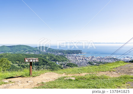 北海道小樽市 夏の北海道 小樽天狗山第一展望台にある看板と小樽の街並み 北海道小樽市 夏の北海道 小樽天狗山第一展望台にある看板と小樽の街並み 137841825