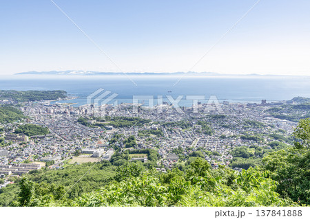 北海道小樽市　夏の北海道　小樽天狗山から見下ろす人気の観光地　小樽の街並み 137841888