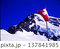 青空の下ではためくスイス国旗と雪山の風景 137841985