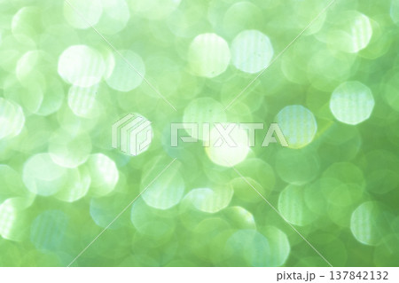ライトグリーンキラキラ背景素材 137842132