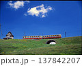 青空の下を走るスイスの登山鉄道 137842207
