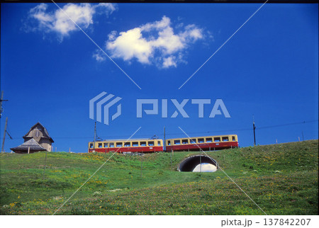 青空の下を走るスイスの登山鉄道 137842207