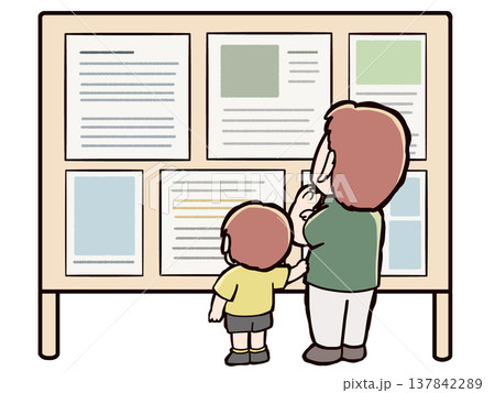パネル展示を見る父親と子供 137842289