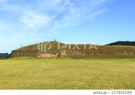 Summer scenery of Horogoru Fortress in Yeoncheon-gun, Gyeonggi-do. Summer scenery of Horogoru Fortress in Yeoncheon-gun, Gyeonggi-do. 137842589