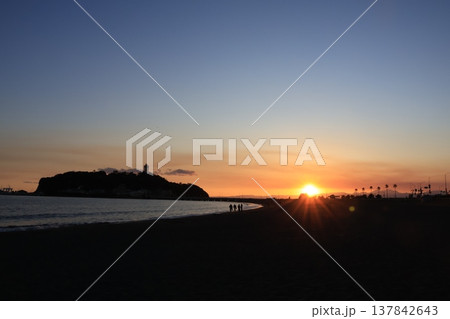 日没時に腰越海岸から見るオレンジ色に染まる江ノ島付近の風景 日没時に腰越海岸から見るオレンジ色に染まる江ノ島付近の風景 137842643