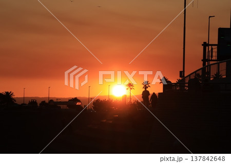 日没時に腰越海岸から見るオレンジ色に染まる江ノ島付近の風景 日没時に腰越海岸から見るオレンジ色に染まる江ノ島付近の風景 137842648