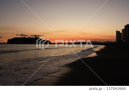 日没時に腰越海岸から見るオレンジ色に染まる江ノ島付近の風景 日没時に腰越海岸から見るオレンジ色に染まる江ノ島付近の風景 137842660