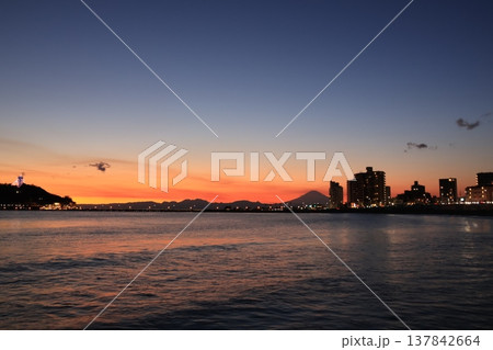 日没時に腰越海岸から見るオレンジ色に染まる江ノ島付近の風景 日没時に腰越海岸から見るオレンジ色に染まる江ノ島付近の風景 137842664