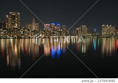 豊洲ぐるり公園から望む晴海フラッグ（HARUMI FLAG）と豊洲大橋 137842680