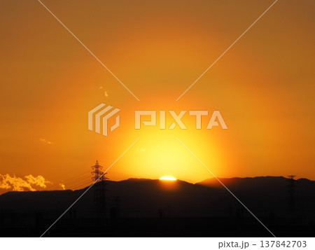 オレンジ色の夕空と関東山地に沈む太陽 137842703