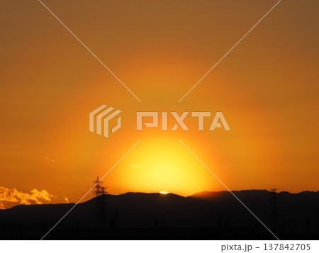 オレンジ色の夕空と関東山地に沈む太陽 137842705