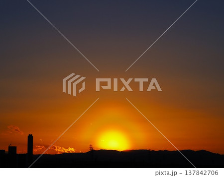 オレンジ色の夕空と関東山地に沈む太陽 オレンジ色の夕空と関東山地に沈む太陽 137842706