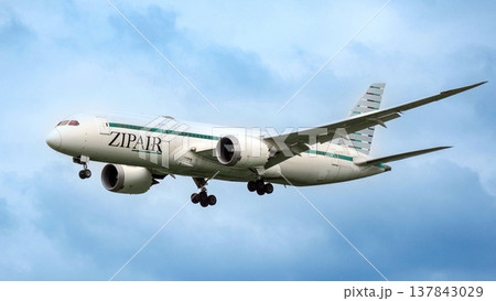 離陸前のzipaizr旅客機 137843029