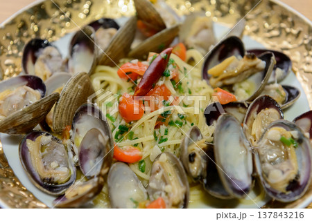 たっぷりのあさりとトマトを添えた本格ボンゴレビアンコ イタリアンレストランのランチイメージ たっぷりのあさりとトマトを添えた本格ボンゴレビアンコ イタリアンレストランのランチイメージ 137843216