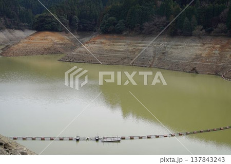 深刻な干ばつ 137843243