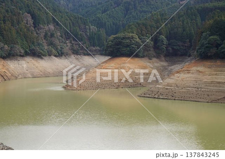 深刻な干ばつ 137843245