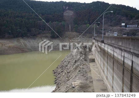 深刻な干ばつ 137843249