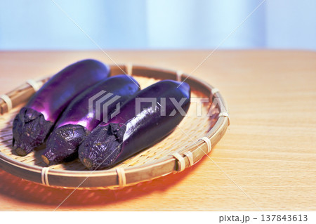 みずみずしいナス みずみずしいナス 137843613