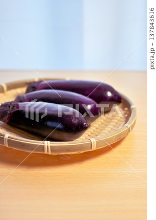 みずみずしいナス みずみずしいナス 137843616