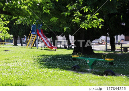 公園にあるカラフルな滑り台とシーソー 公園にあるカラフルな滑り台とシーソー 137844226