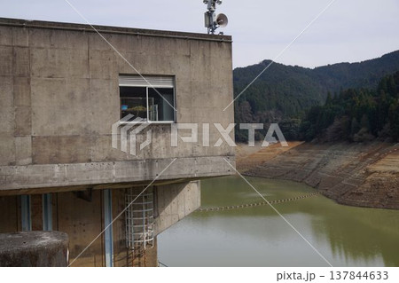 ダムゲート操作室 137844633