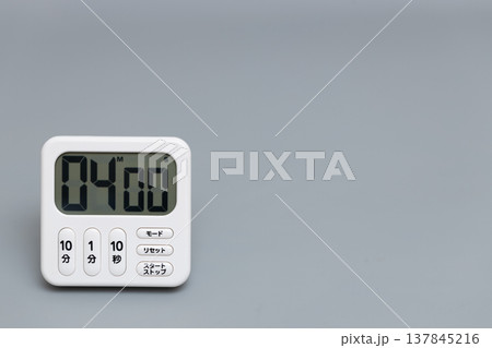 4分にセットされたキッチンタイマー 137845216