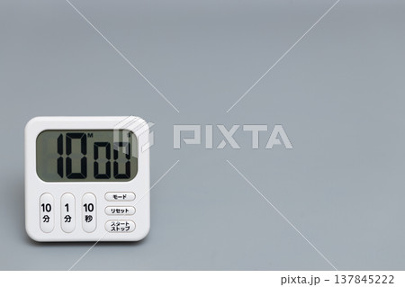 10分にセットされたキッチンタイマー　右側にテキストスペース 137845222
