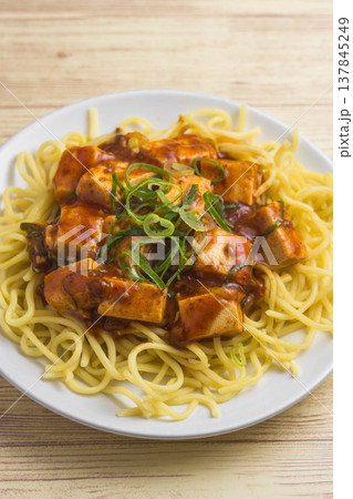 マーボー豆腐汁なしラーメン マーボー豆腐汁なしラーメン 137845249