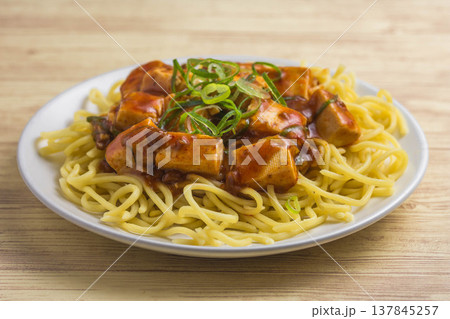 マーボー豆腐汁なしラーメン マーボー豆腐汁なしラーメン 137845257