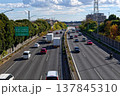 保土ヶ谷バイパスを走行する車両と桜ヶ丘・川崎・小田原方面の案内標識が見える交通風景 保土ヶ谷バイパスを走行する車両と桜ヶ丘・川崎・小田原方面の案内標識が見える交通風景 137845310