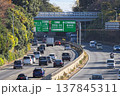 保土ヶ谷バイパスを走るトラックと乗用車、複数方面の標識が並ぶ日本の高速道路交通シーン 保土ヶ谷バイパスを走るトラックと乗用車、複数方面の標識が並ぶ日本の高速道路交通シーン 137845311