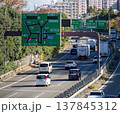 保土ヶ谷バイパスの案内標識と車両の走行風景・都市近郊の交通インフラを示す道路景観 保土ヶ谷バイパスの案内標識と車両の走行風景・都市近郊の交通インフラを示す道路景観 137845312