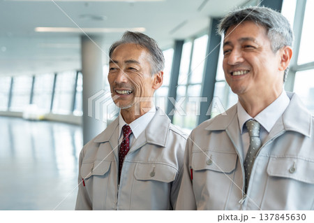 作業着を着た笑顔のシニア男性 作業着を着た笑顔のシニア男性 137845630
