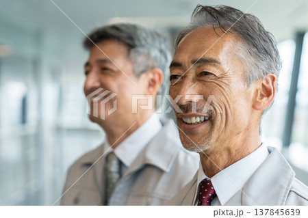 作業着を着たシニアの男性 137845639