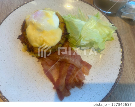 Poached egg with bacon and potato pancakes Poached egg with bacon and potato pancakes 137845657