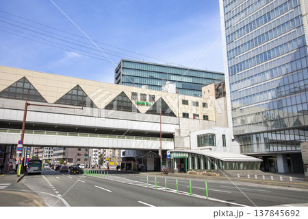 西鉄天神大牟田線の薬院駅の風景 137845692