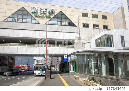 西鉄天神大牟田線と地下鉄七隈線の薬院駅 西鉄天神大牟田線と地下鉄七隈線の薬院駅 137845695